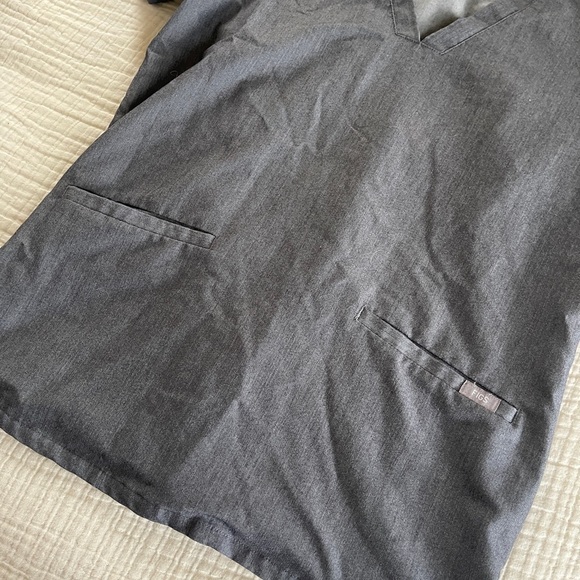 FIGS technical collection Gray scrub top Shirt woman’s size small - Picture 4 of 7